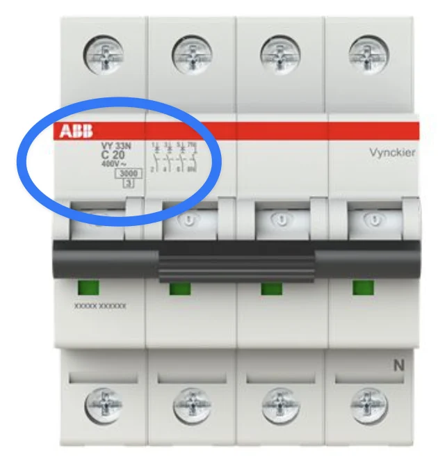 Un disjoncteur tétrapolaire avec quatre bornes en haut et un N au dernier pôle. Entourés sous la marque : le code type, C 20, 400V~, le pouvoir de coupure 3000 dans un cadre et un 3 en dessous.